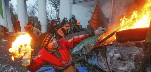 Cientos de manifestantes prosiguen enfrentamientos con la policía en Kiev