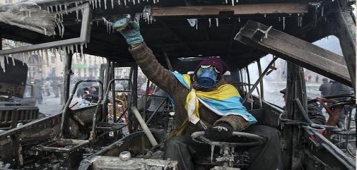 Cientos de manifestantes prosiguen enfrentamientos con la policía en Kiev