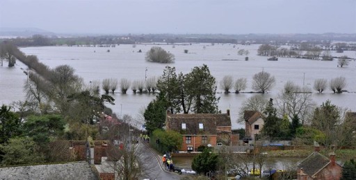 Fuertes inundaciones en Reino Unido provocan alerta y evacuaciones