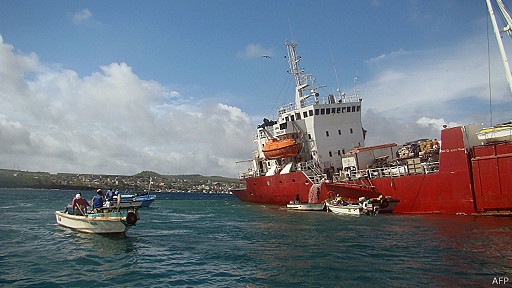 Buque de carga encalla en las Islas Galápagos