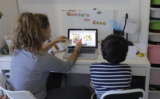 Más de 90 centros educativos iniciaron clases de manera virtual en la Costa y Galápagos