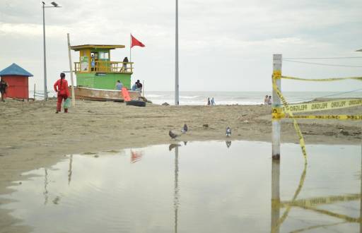 El fuerte oleaje golpeó las costas de Manabí el 27 de diciembre.