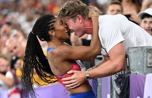 Tara Davis celebra su medalla de oro con su pareja, Hunter Woodhall en los Juegos Olímpicos de París 2024