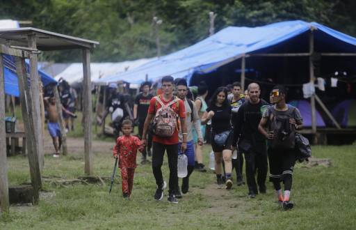 Foto de archivo de migrantes de diferentes nacionalidades que cruzan un campamento en medio de un operativo en plena selva del Darién, frontera natural entre Colombia y Panamá.