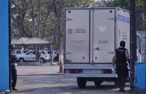 Foto referencial. Imagen de un carro de Medicina Legal en los exteriores de la Penitenciaría del Litoral.