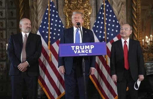 Donald Trump en una conferencia de prensa acompañado del director general de SoftBank Group, Masayoshi Son, a la derecha, y el nominado a secretario de Comercio, Howard Lutnick.