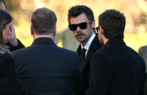 Los ex miembros de la banda One Direction, Harry Styles (C) y Niall Horan, se van después de asistir al funeral del fallecido cantante de One Direction, Liam Payne, en la iglesia de St Mary's en Amersham, al oeste de Londres, el 20 de noviembre de 2024. El funeral del ex One Direction El cantante de dirección Liam Payne, quien murió el mes pasado luego de caerse de su habitación de hotel en Buenos Aires, fue detenido el miércoles.