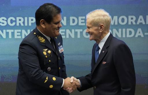 El administrador de la Agencia Espacial Estadounidense (NASA), Bill Nelson (d), saluda al jefe institucional de CONIDA, Mayor General FAP Roberto Melgar, durante una reunión este jueves en Lima (Perú).