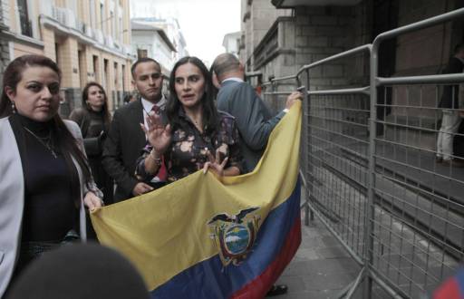 Verónica Abad en los exteriores de la Vicepresidencia en Quito.