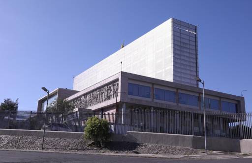 La fachada exterior del edificio de la Asamblea Nacional en Quito.