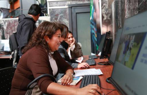 Una usuaria en el Centro de Atención Universal (CAU), ubicado en el edificio del IESS en Quito.