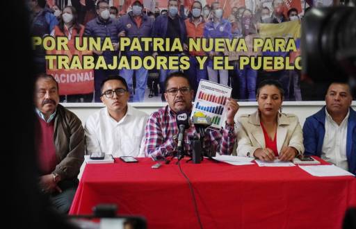 Los dirigentes sindicales en una rueda de prensa.