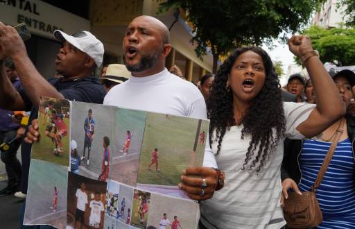 En los exteriores de la Fiscalia del Guayas, se concentraron activistas políticos, actores, personal de derechos humanos y familiares de los menores desaparecidos desde el 08 de diciembre, el lunes 23 de diciembre.