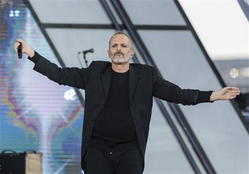 Bosé: Hoy las disqueras tratan a los artistas a las patadas