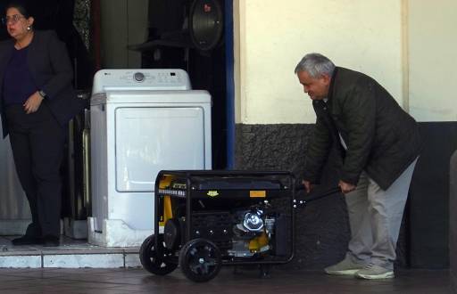 Cortes de luz en Cuenca locales compraron generadores de energía.