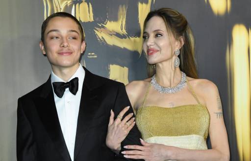 La actriz estadounidense Angelina Jolie y su hijo Knox Jolie-Pitt llegan a la 15ª edición anual de los Premios del Gobernador de la Academia de Artes y Ciencias Cinematográficas en el Ray Dolby Ballroom de Los Ángeles el 17 de noviembre de 2024.