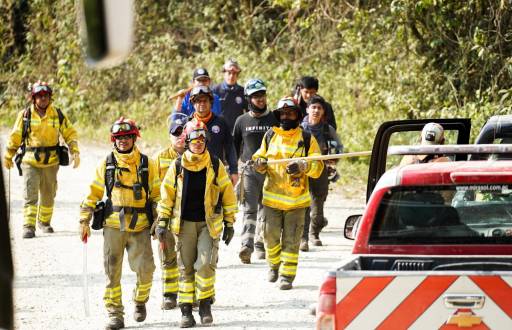 Los fuertes vientos y la sequedad del terreno dificultan las labores de extinción de los incendios.