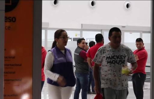 Imagen de un migrante deportado desde Panamá al llegar al aeropuerto Eloy Alfaro de Manta, la noche del 29 de agosto del 2024.