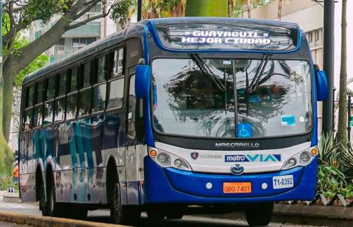 Foto de una unidad de Metrovía recorriendo el centro de Guayaquil.