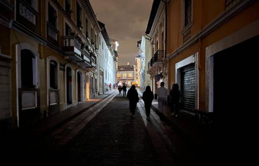 Apagón en las inmediaciones de la Plaza del Teatro en el Centro Histórico de Quito.