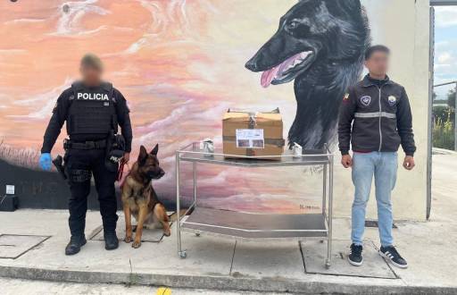 Los policías junto a los alcaloides decomisados.