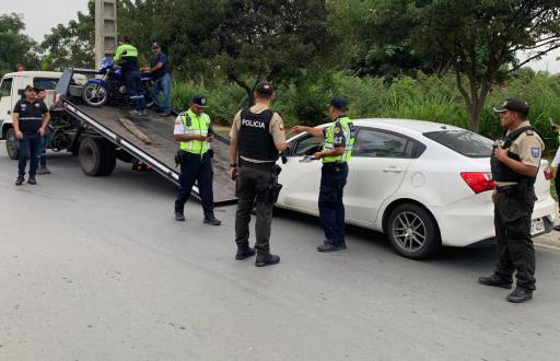 Imagen de agentes de la CTE colaborando en un operativo de Daule.