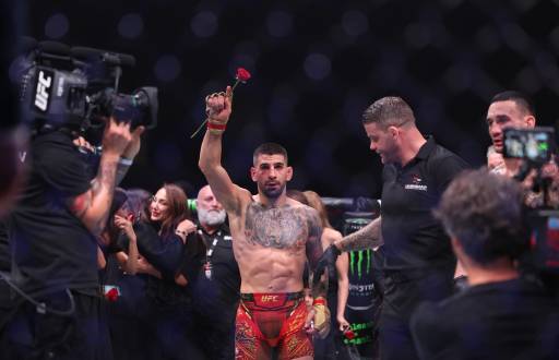 Ilia Topuria (rojo) celebra retener el título de campeón de peso pluma de la UFC.