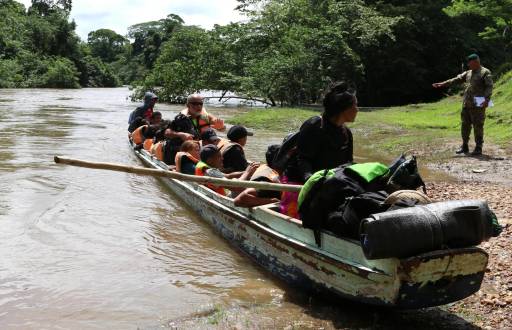 Fotografía de migrantes llegando en canoa al Darién en Panamá.