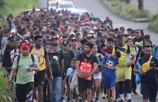 Migrantes caminan en caravana este domingo, en el municipio de Tapachula, estado Chiapas (México).