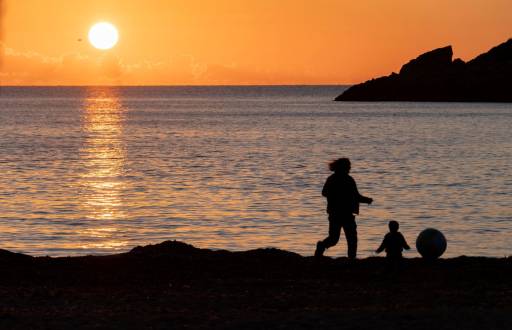 En la imagen de archivo, una familia disfruta de las últimas horas de sol en la Playa de Es Geparut de Sant Elm, en Mallorca. EFE/Cati Cladera