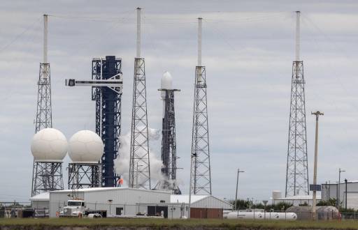 El lanzamiento espacial Delta 45 GSAT-20 sobre un SpaceX Falcon 9 está acoplado en el complejo de lanzamiento espacial 40 en Florida.