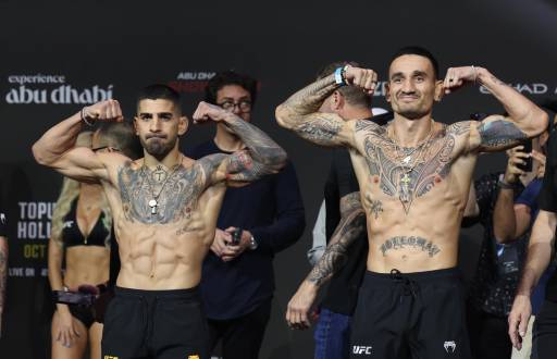 Ilia Topuria (í) y Max Holloway (d) sse enfrentan por el campeonato de peso pluma en UFC 308, en Abu Dhabi.