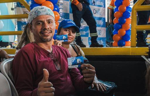 Foto de personas recibiendo su tarjeta La Guayaca en octubre pasado.