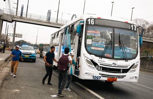 Imagen de un bus recorriendo la avenida Perimetral de Guayaquil.