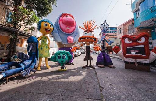 Imagen de los monigotes gigantes de Intensamente 2 en el suburbio de Guayaquil.