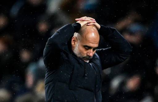 Pep Guardiola se toma su cabeza en un partido con el Manchester City