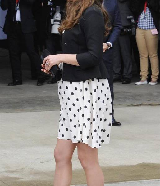 Kate Middleton luce embarazo en la primavera londinense