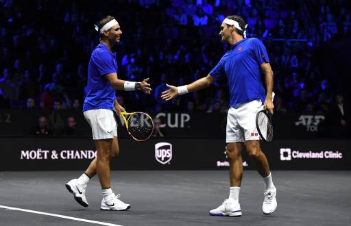 Roger Federer (D) y Rafael Nadal celebran la consecución de un punto durante su partido frente al equipo del Mundo, integrado por los estadounidenses Jack Sock y Frances Tiafoe, en la Copa Laver, el torneo de despedida del suizo, en septiembre de 2022