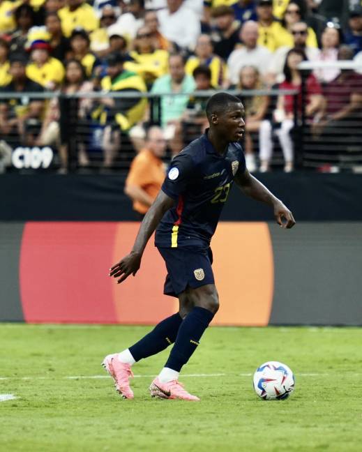 Moisés Caicedo en un partido con la selección de Ecuador en Copa América