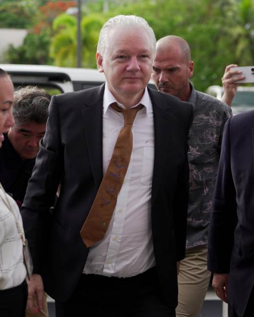 El fundador de WikiLeaks, Julian Assange, llega al Tribunal de Distrito de Estados Unidos para las Islas Marianas del Norte en la isla de Saipán en las Islas Marianas del Norte.