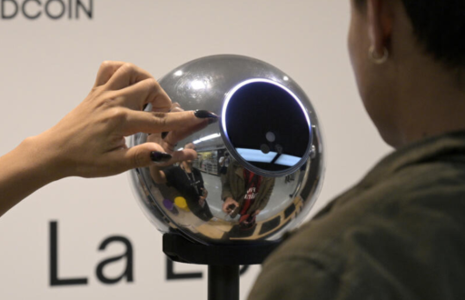 El orb es un dispositivo personalizado que verifica la humanidad y singularidad utilizando el iris de una persona.