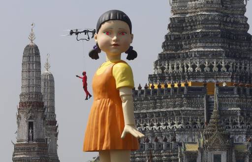 La muñeca más grande del mundo de 'Gokova', de la serie 'El Juego del Calamar' es vista en el río Chao en frente del templo Wat Arun en Bangkok, Tailandia.