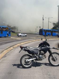 Agentes de la AMT cierran el carril de la Ecovía.