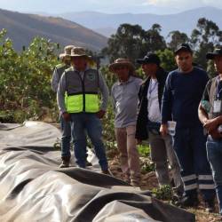 Líderes locales del cantón Las Naves visitan la mina Shahuindo en Cajamarca, Perú.