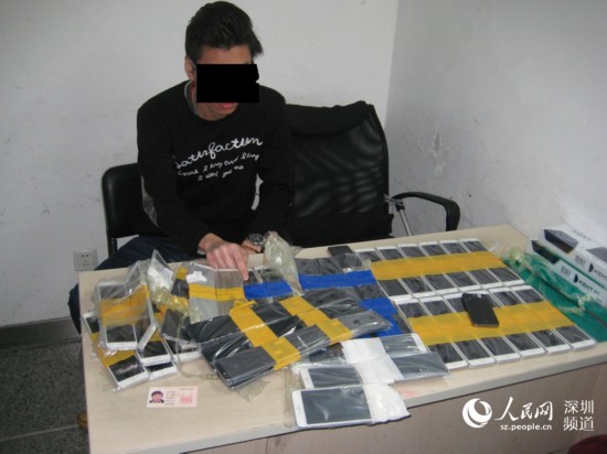 Detienen al ‘Iron Man chino’ con 94 iPhones pegados al cuerpo