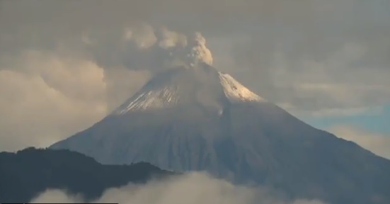 Ceniza Del Volcán Sangay Cae Sobre Chimborazo Y Bolívar