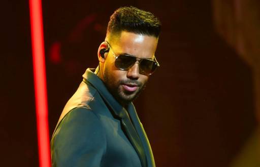 Romeo Santos es un reconocido cantante, compositor y productor discográfico estadounidense, conocido como el Rey de la Bachata. Su carrera musical comenzó como líder de la agrupación Aventura y ha continuado como solista, consolidándose como una de las figuras más importantes de la música latina contemporánea.