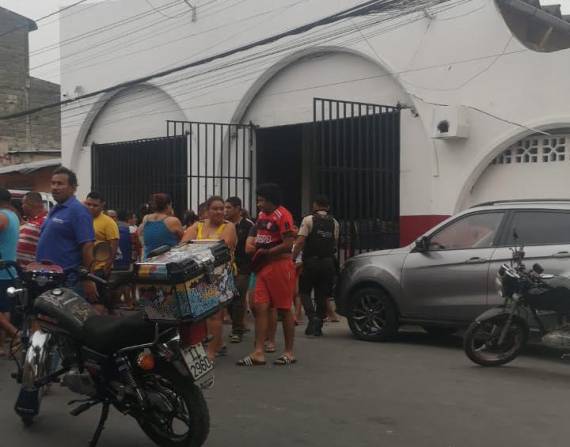 Imagen de personas en los exteriores del cuartel del Cuerpo de Bomberos de Durán en la Cdla Maldonado, este 27 de julio del 2024.
