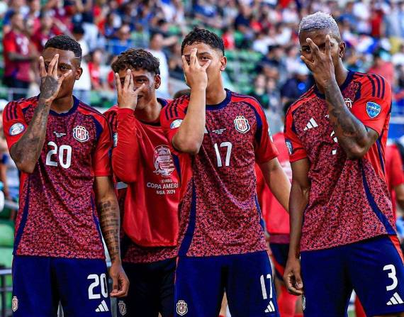 Jugadores de Costa Rica celebra su gol ante Paraguay por Copa América