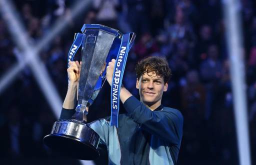 Jannik Sinner levanta el título de la ATP Finals de Turín, Italia.